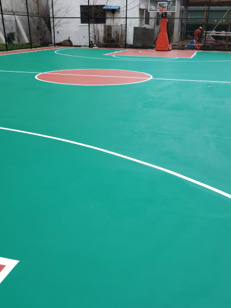 隆化 球场长期使用易出现地面开裂